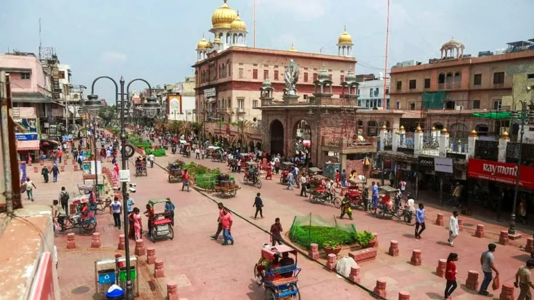 Old Delhi: Cultural Walking Tour with Local Snacks (English & Spanish)
