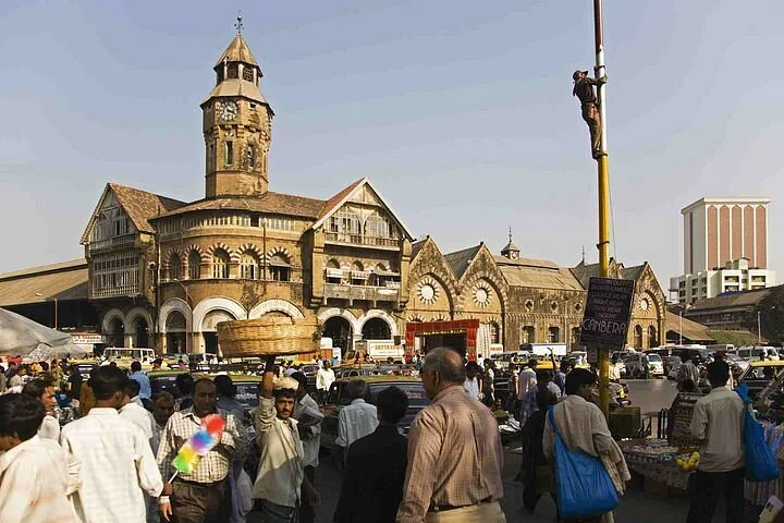 Mumbai: Market Walking Tour with Local Snacks