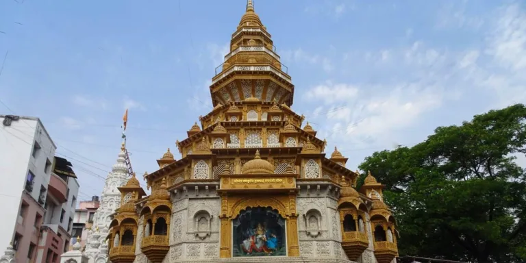 Pune: Sacred Sites Walking Tour with Local Snacks