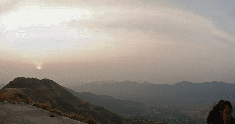 Pune: Sinhagad Fort & Zapurza Tour with Lunch (AC Car Tour)