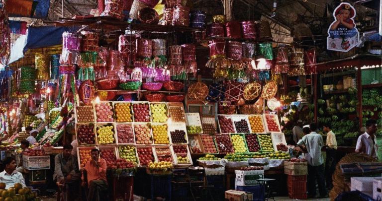 Mumbai: Market Walking Tour with Snacks