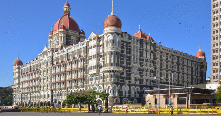Mumbai: Premium Walking Tour with Local Train Experience