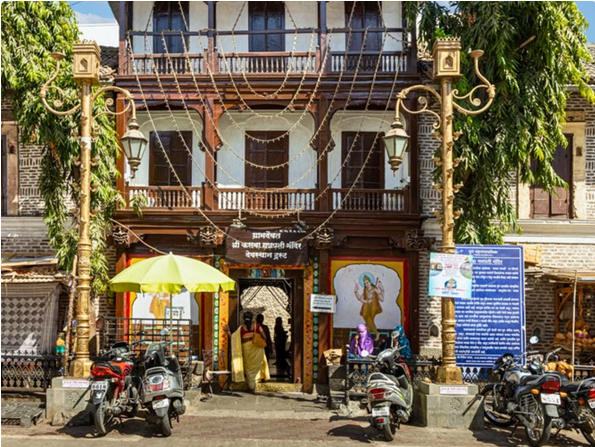 Pune: Sacred Sites AC Car Half-Day Tour with Snacks